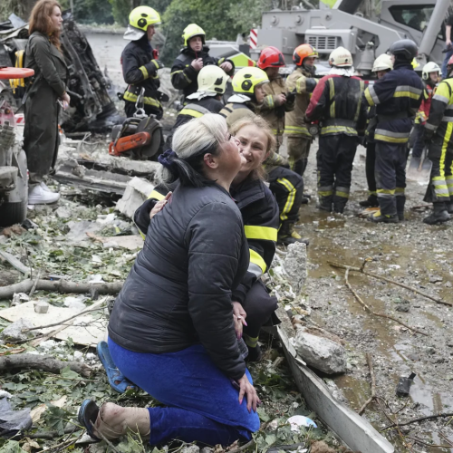Ρωσική επίθεση σκοτώνει 13 ανθρώπους και τραυματίζει περισσότερους από 130