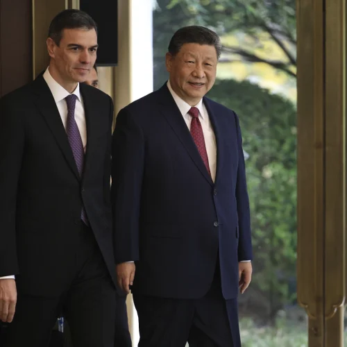 Ο Σι της Κίνας λέει στον Ισπανό πρωθυπουργό ότι απαιτείται συνεργασία