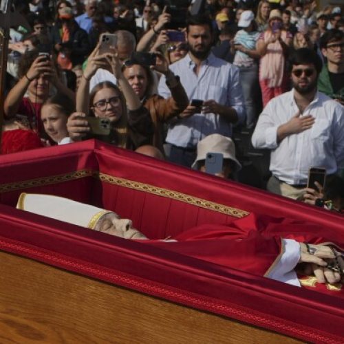 Χιλιάδες άνθρωποι κάνουν ουρά για να αποτίσουν φόρο τιμής στον Φραγκίσκο, τον Πάπα των «απόκληρων»
