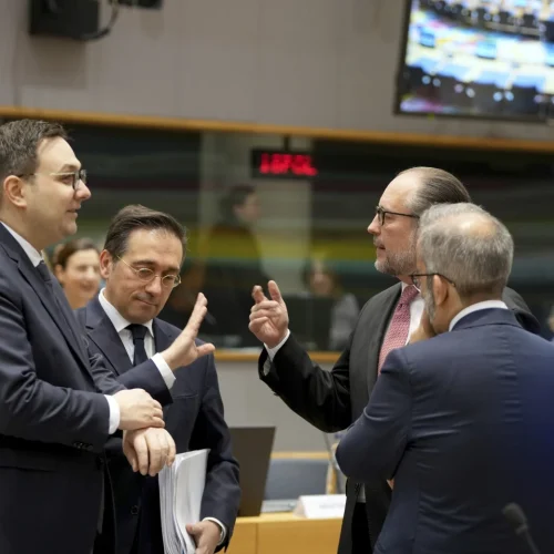 Η ΕΕ αρχίζει να χαλαρώνει τις κυρώσεις της Συρίας για την ενέργεια, τις μεταφορές και τον τραπεζικό τομέα, προκειμένου να βοηθήσει στην αναζωογόνηση της οικονομίας της