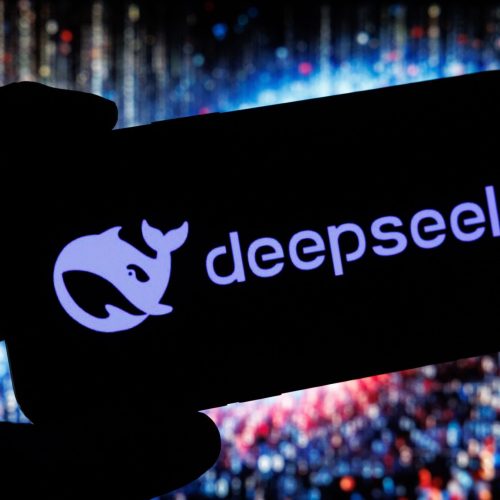 Η DeepSeek αναβαθμίζει το μοντέλο τεχνητής νοημοσύνης της με έμφαση στα μαθηματικά