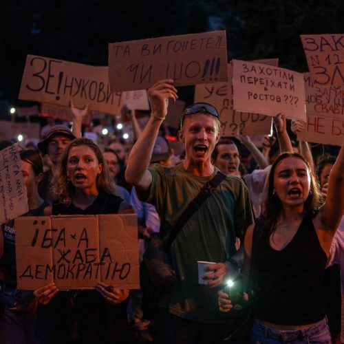 «Χιλιάδες» διαμαρτύρονται – Ο Ζελένσκι αποδυναμώνει τη καταπολέμηση της «διαφθοράς»