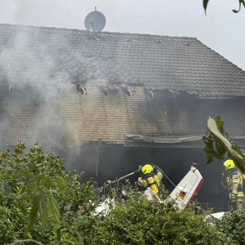 Μικρό αεροπλάνο «ΣΥΝΕΤΡΙΒΗ» στη βεράντα σπιτιού – 2 άνθρωποι σκοτώθηκαν