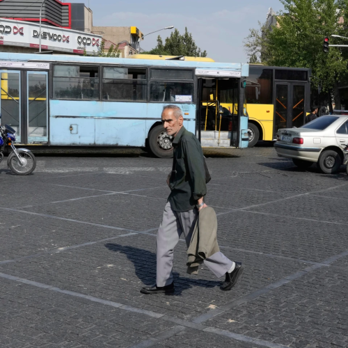 Σε «πύρινο κλοιό» το Ιράν – Κλείνει ο δημόσιος τομέας
