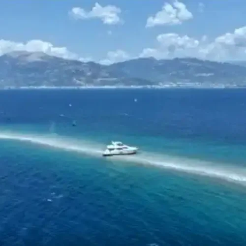 Πάτρα: Καλυμμένο στο Δρέπανο παραμένει το πολυτελές γιοτ – Άκαρπες οι πρώτες προσπάθειες αποκόλλησης