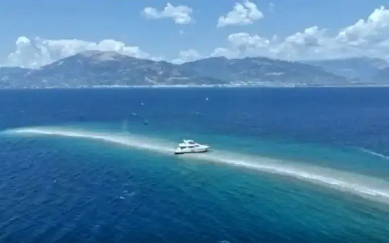 Πάτρα: Καλυμμένο στο Δρέπανο παραμένει το πολυτελές γιοτ – Άκαρπες οι πρώτες προσπάθειες αποκόλλησης