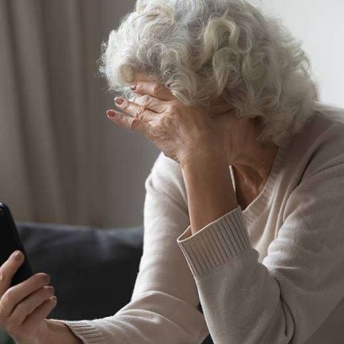 Αρπαξαν 180.000 ευρώ από ηλικιωμένη πείθοντας την ότι πρέπει να αντικατασταθούν γιατί δήθεν θα έχαναν την αξία τους