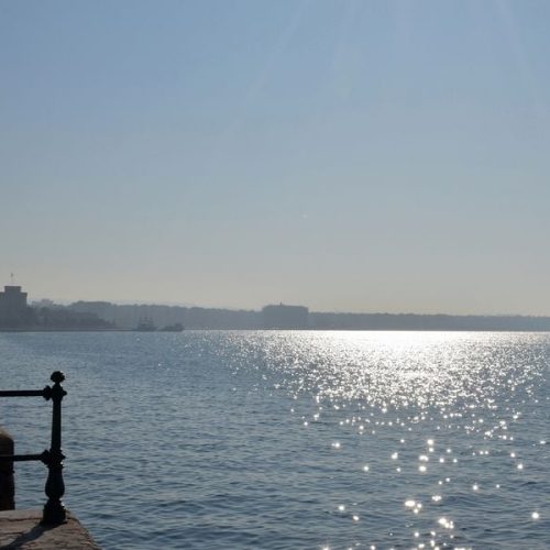Αίθριος καιρός την Τρίτη με ζέστη και συννεφιές