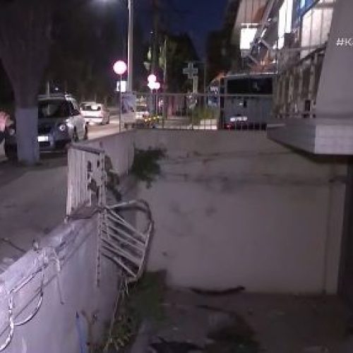Άγιοι Ανάργυροι: Σφοδρή σύγκρουση δύο αυτοκινήτων τα μεσάνυχτα – Το ένα κατέληξε σε αυλή σπιτιού