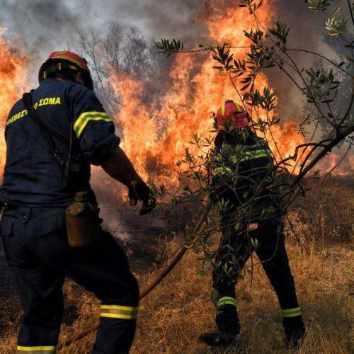 Σε τρία μέτωπα η φωτιά στο Πόρτο Γερμενό – Δεν επιχειρούν τα εναέρια μέσα λόγω καιρού
