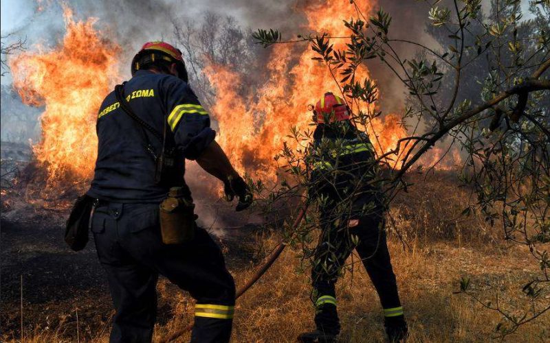 Σε τρία μέτωπα η φωτιά στο Πόρτο Γερμενό – Δεν επιχειρούν τα εναέρια μέσα λόγω καιρού