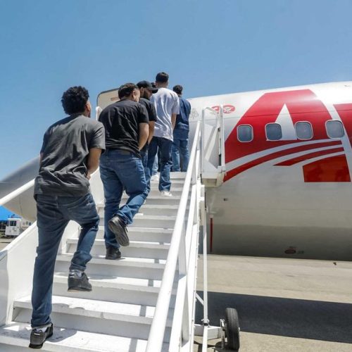 Το Ελ Σαλβαδόρ στέλνει «κρατούμενους» Βενεζουελάνους στην πατρίδα τους σε «ανταλλαγή» με Αμερικανούς