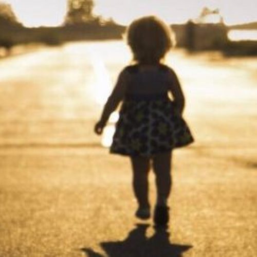 Μαρούσι: 4χρονο κοριτσάκι περιφερόταν μόνο του στους δρόμους – Συνελήφθη η μητέρα του