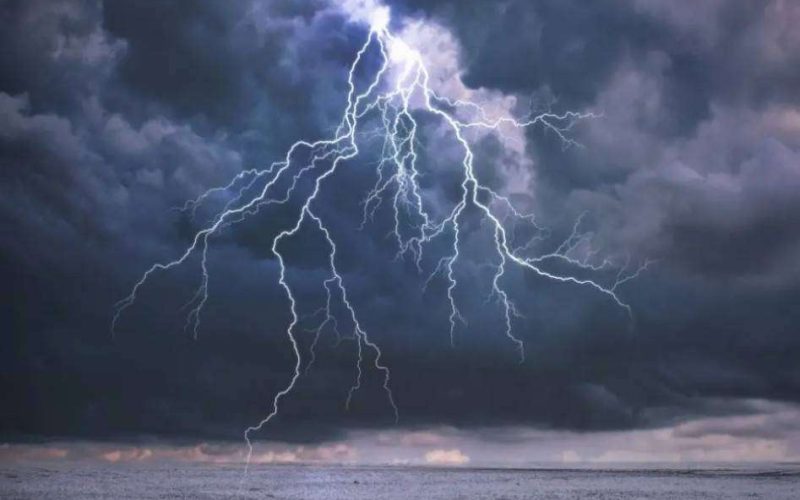 Μικρή πτώση της θερμοκρασίας και νεφώσεις, βροχές και καταιγίδες