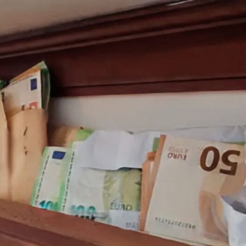 Ρόδος: Βρήκαν σχεδόν €500.000 στο σπίτι της προϊσταμένης της Πολεοδομίας – Ο τιμοκατάλογος του κυκλώματος