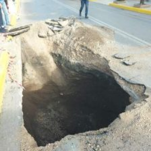 Κέντρο Καλαμάτας: Ο δρόμος… άνοιξε και οι οδηγοί «πάγωσαν»!