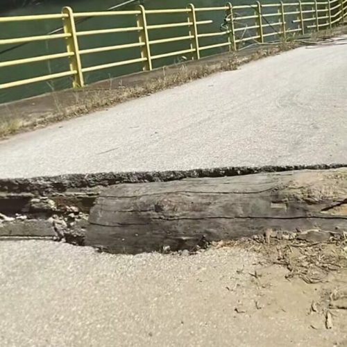 «Ελλάδα 2025: Κορμογέφυρα Α.Ε. – Επιστροφή στη φύση (και στον Μεσαίωνα)»Ξύλα, κορμοί και προσευχές – Έτσι ενώνει η Πολιτεία τα κενά της!!!