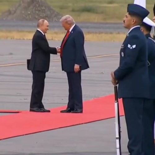 «Τσαπατσουλιά και ανικανότητα» – Σάλος με τα απόρρητα Τραμπ-Πούτιν στο Άνκορατζ