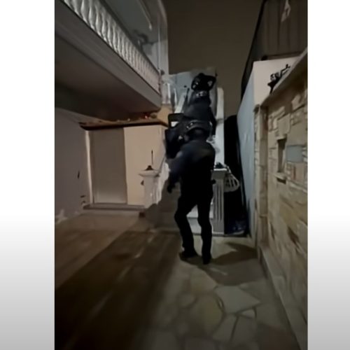 Η στιγμή που αστυνομικοί «εισβάλουν» σε σπίτι σπείρας που εξαπατούσε ηλικιωμένους