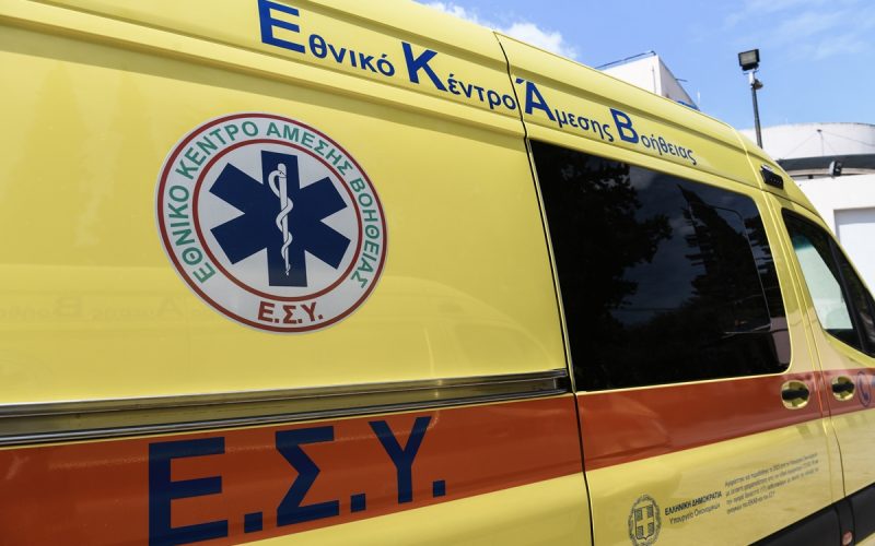 Τελετή παράδοσης στο Εθνικό Κέντρο Άμεσης Βοήθειας (ΕΚΑΒ) των πρώτων 6 από τα συνολικά 17 ασθενοφόρα, που αγοράστηκαν από το Υπουργείο Οικονομικών με χρήματα τα οποία συγκεντρώθηκαν στον ειδικό λογαριασμό για την κατάθεση δωρεών προκειμένου να ενισχυθεί η εθνική προσπάθεια πρόληψης και αντιμετώπισης των συνεπειών του κορονοϊού Covid-19 παρουσία του υπουργού Οικονομικών Χρήστου Σταϊκούρα και του υπουργού Υγείας Θάνου Πλεύρη, Μεγάλη Τετάρτη 12 Απριλίου 2023.
(ΤΑΤΙΑΝΑ ΜΠΟΛΑΡΗ/EUROKINISSI)