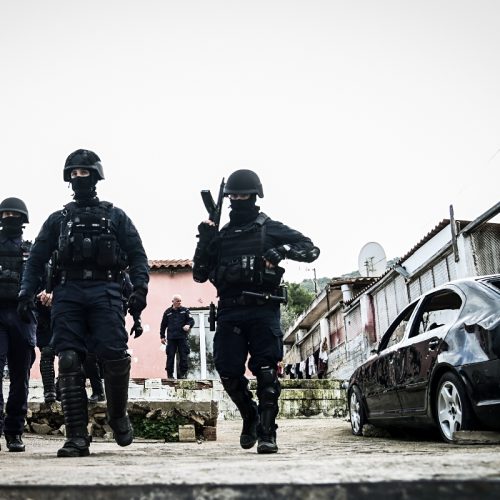 Αστυνομική επιχείρηση σε οικισμούς Ρομά στην Κορινθία – Συλλήψεις για ρευματοκλοπές