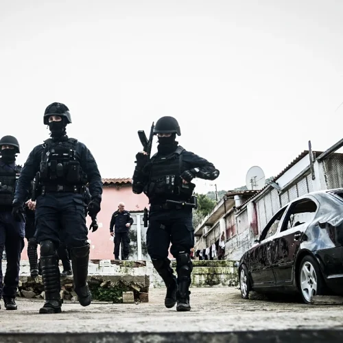 Σε εξέλιξη μεγάλη επιχείρηση της ΕΛ.ΑΣ. στην Αττική για εξάρθρωση εγκληματικής οργάνωσης