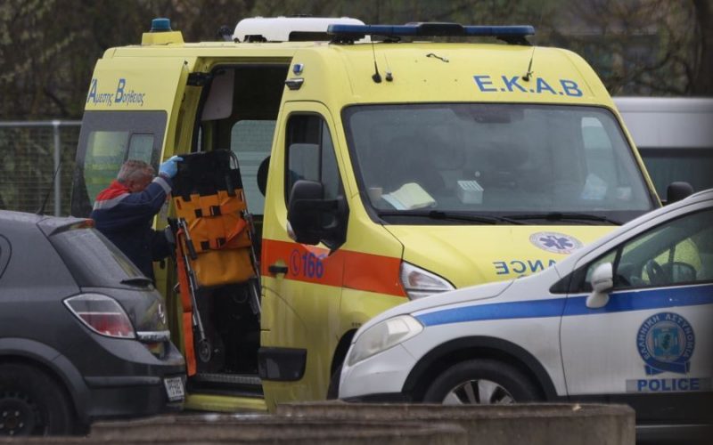 Σύγκρουση ασθενοφόρου με ΙΧ: Ενας νεκρός, τρεις τραυματίες