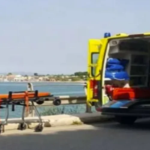«Βουτιά» θανάτου για 65χρονη οδηγό στη Σαλαμίνα – Επεσε με το αυτοκίνητο στη θάλασσα