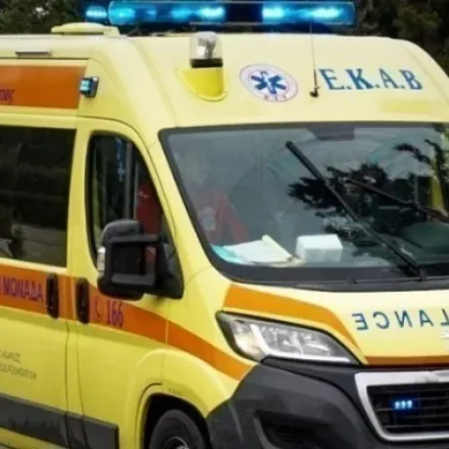 Βόλος: Λιποθύμησε στο τιμόνι και «καρφθώθηκε» σε σταθμευμένο όχημα