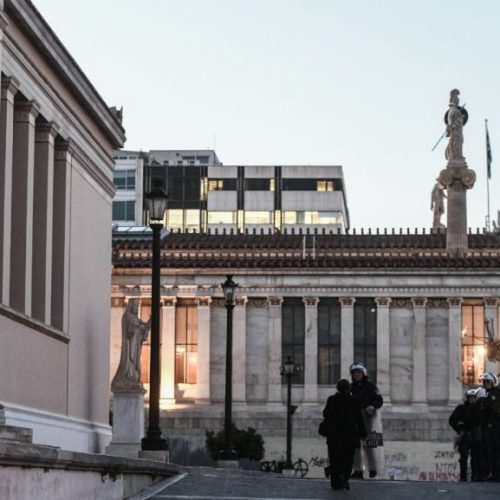 Φοιτητικές εκλογές με ξύλο και χάος: Καταγγελίες-σοκ για εισβολή και τραυματισμούς στο ΕΚΠΑ