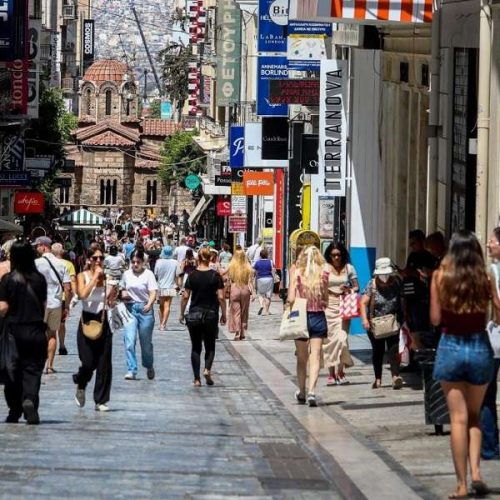 «Θερινές εκπτώσεις»: Πότε ξεκινούν – Ποια Κυριακή θα είναι «ανοιχτά» τα καταστήματα