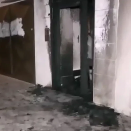 Θεσσαλονίκη: Πρώην υπάλληλος της ΕΥΠ και συνταξιούχος αστυνομικός μένουν στην οικοδομή που έγινε εμπρηστική επίθεση