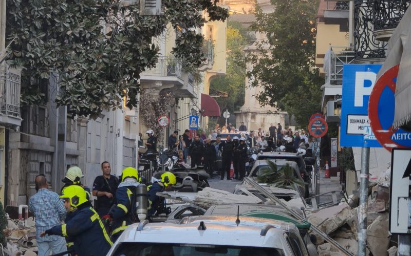 Πλακά: Νεκρή γυναικά στα συντρίμμια – αγωνιά για τους 5 αγνοουμένους