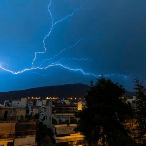 Ανεβαίνει ο κεραυνός! Ο «ανάποδος κεραυνός» στον Υμηττό και η κακοκαιρία Adel