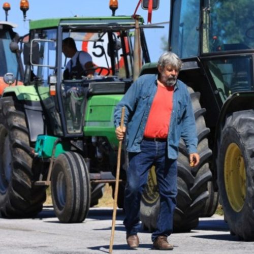 Μαζικές κινητοποιήσεις των αγροτών – Αποκλεισμοί, γκλομπ και κρότου λάμψης