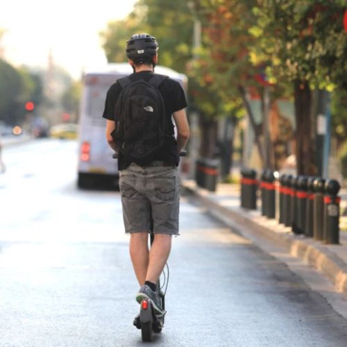 Θεσσαλονίκη: Σοκαριστικό επεισόδιο – Μοτοσικλετιστής γρονθοκόπησε αναβάτη ηλεκτρικού πατινιού!
