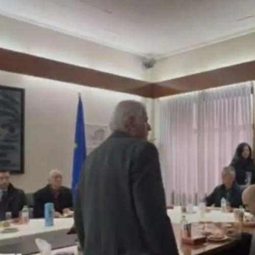 Χαμός στο μνημόσυνο των Τεμπών – Παρουσία Κυρανάκη