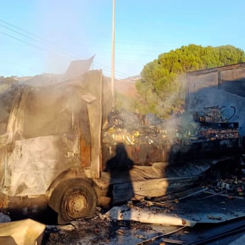 Στις φλόγες φορτηγό στα διόδια Αφιδνών – Κυκλοφοριακό χάος με κλειστές λωρίδες