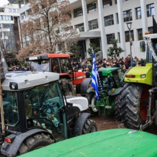 Οι αγρότες στη λάρισα: Στο δικαστικό μέγαρο για τους διωκόμενους συναδέλφους τους