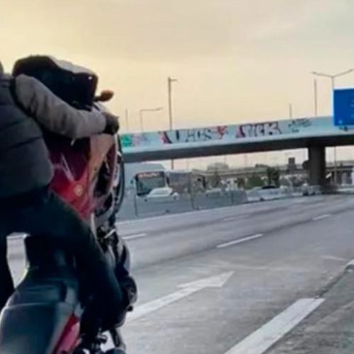 Instagram τους «έκαψε»: Συλλήψεις για σούζες και κόντρες με μηχανές στη λεωφόρο Αθηνών – Δύο χωρίς δίπλωμα