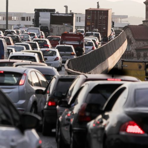 Νέα Φιλαδέλφεια: Γερανός χτυπά κολόνα και ντεραπάρει – Κυκλοφοριακό κομφούζιο στο σημείο