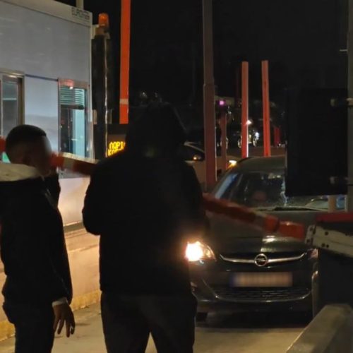 Αγρότες άνοιξαν τα διόδια σε Αφίδνες και Τραγάνα