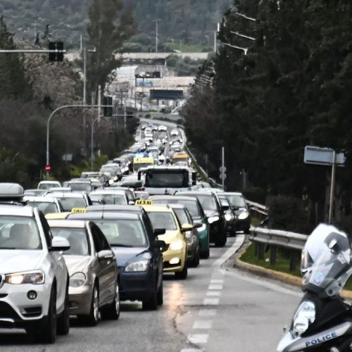 Κίνηση τώρα: μπλοκάρισμα στη λ. μεσογείων στο ύψος της κατεχάκη – ακινητοποιημένο ιχ ρίχνει τις ταχύτητες