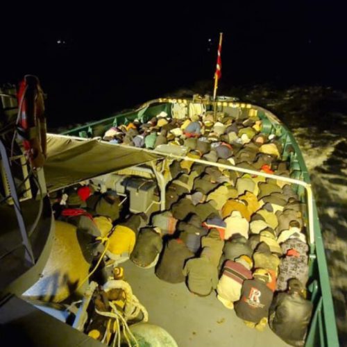 545 παράνομοι μετανάστες στοιβαγμένοι σε αλιευτικό σκάφος ανοιχτά της Γαύδου