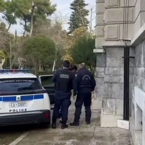 Στα δικαστήρια η υπόθεση Μουγκοπέτρου: Μήνυση από τη σύζυγο για απειλητικές συμπεριφορές