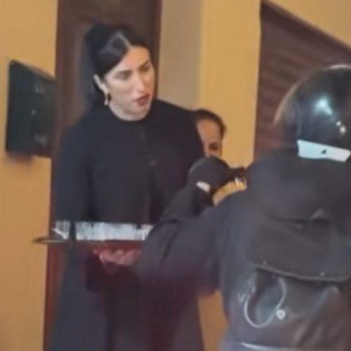 Κρήτη: Κατάστημα στο Ρέθυμνο κερνάει ρακές σε οδηγούς που είναι κολλημένοι στην κίνηση