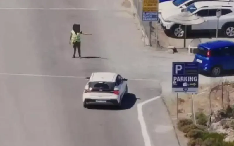 Ελαφονήσι: Χειροπέδες σε δύο για άγρα πελατών – Για 7η φορά αστυνομική επιχείρηση στο ίδιο σημείο
