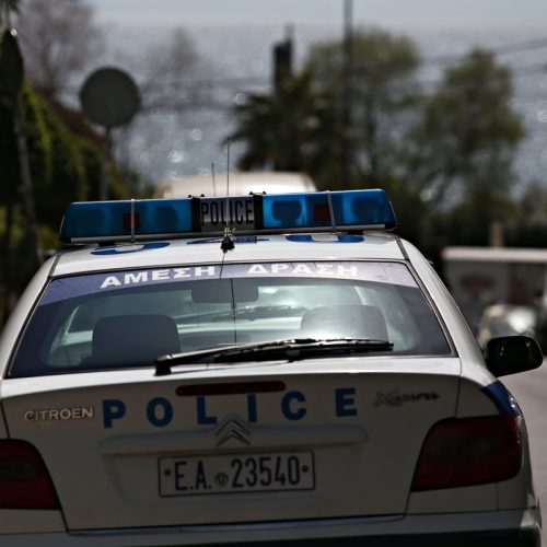 Ταξί παρέσυρε μηχανή με αστυνομικό και τον εγκατέλειψε στη μέση του δρόμου
