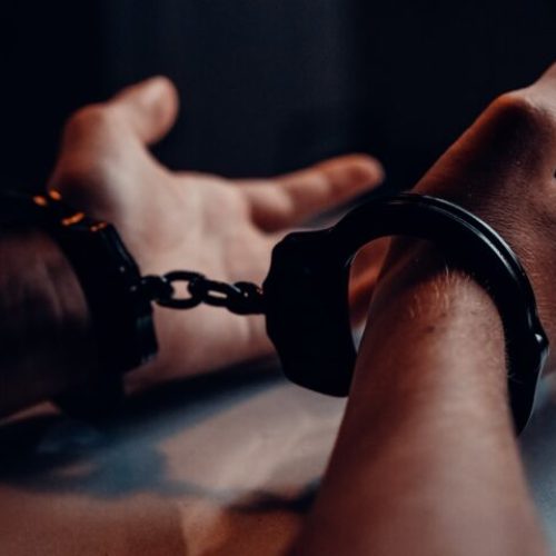 Μετανιωμένος απατεώνας παραδόθηκε λίγες ώρες αφού είχε εξαπατήσει ηλικιωμένη