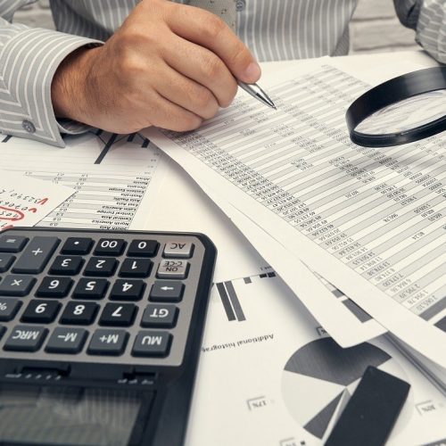 «Τα πάντα θα ελέγχονται και δεν θα σε αφήσουν να ζήσεις ήρεμα»: Ο «Μεγάλος Αδελφός» της ΑΑΔΕ εισβάλλει σε γάμους, βαπτίσεις και πάρτυ